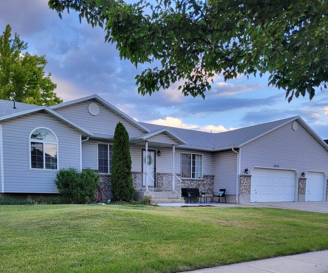 2777 W 2175 N