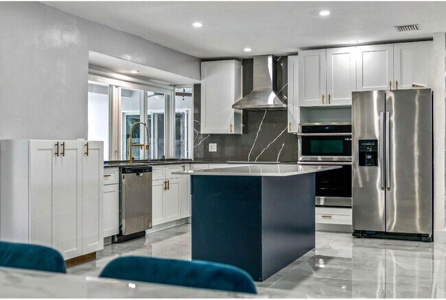 Photo - 4811 Hayes St