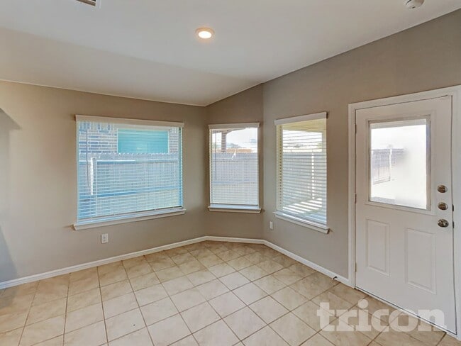 Photo - 304 Foxhunter St