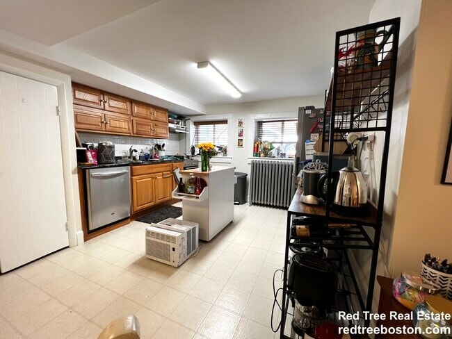 Building Photo - 1752 Beacon St Unit 10 Rental