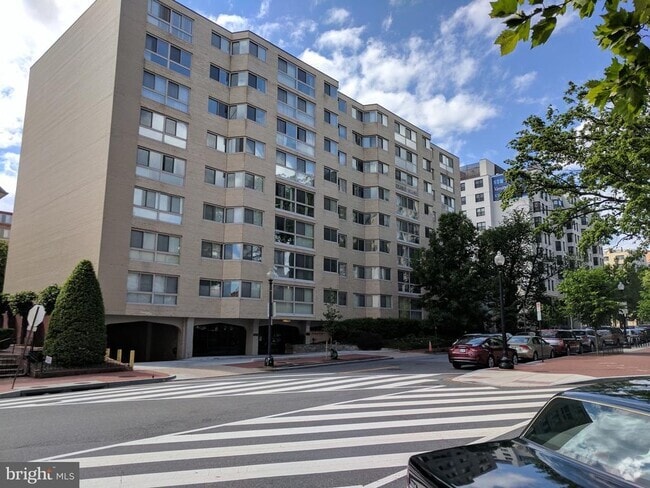 Building Photo - 922 24th St NW Unit 211 Rental