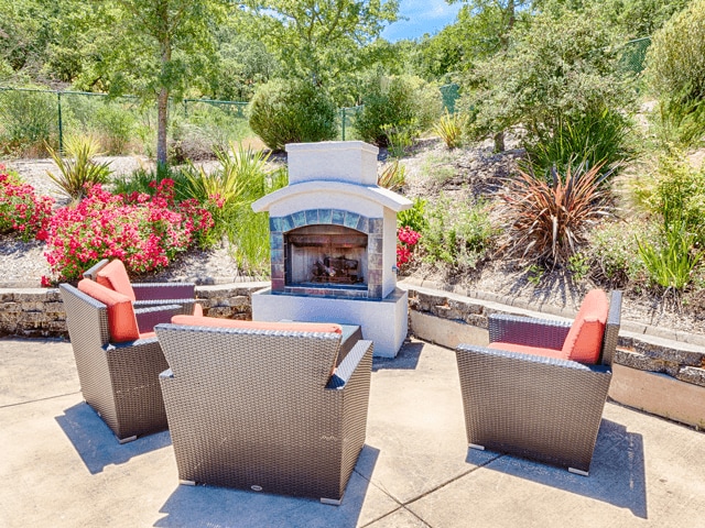 Área de lounge relajante en Crooked Oak en Loma Verde Preserve, CA, 94949 - Crooked Oak at Loma Verde Preserve Apartme...