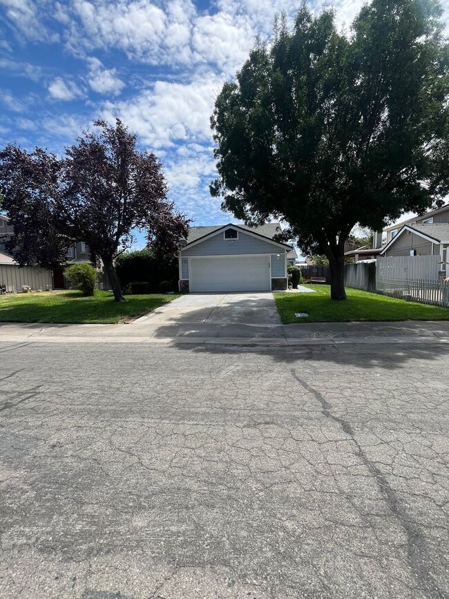 Photo - $2450 - 3 Bed/2 Bath Home in a Beautiful Neighborhood