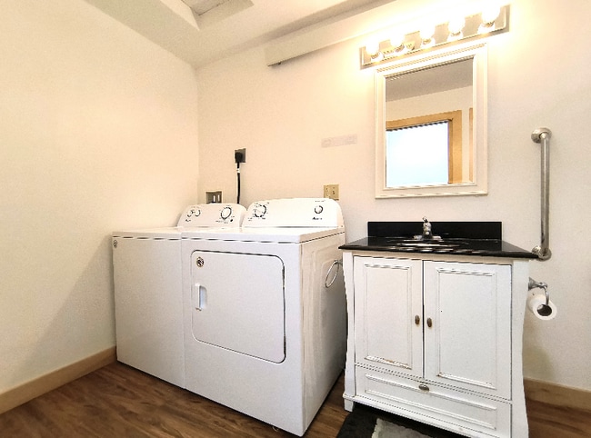 Photo - 504 Decorah Ave Unit 1