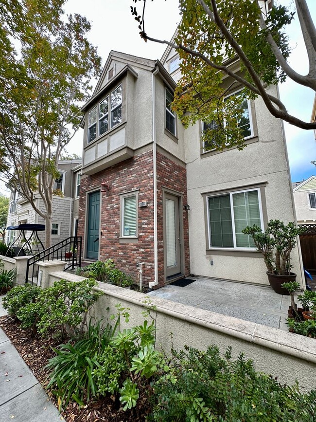 Building Photo - STYLISH SPACES FACING A GREENBELT DETACHED...