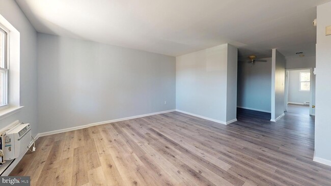 Building Photo - 758-758 E 25th St Unit B18 Rental
