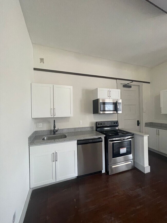 Photo - Beautiful Victorian One Bedroom Suites Unidad 1856 E. 89th 101/201/302