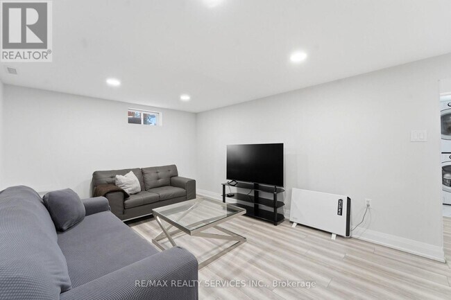 Photo - 1305 Consort Crescent