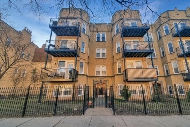 Building Photo - 2531 W Berwyn Ave Unit 3 Rental