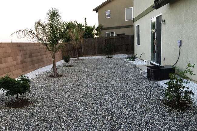 Old con piedras patio trasero - 63 Sunreign Pl