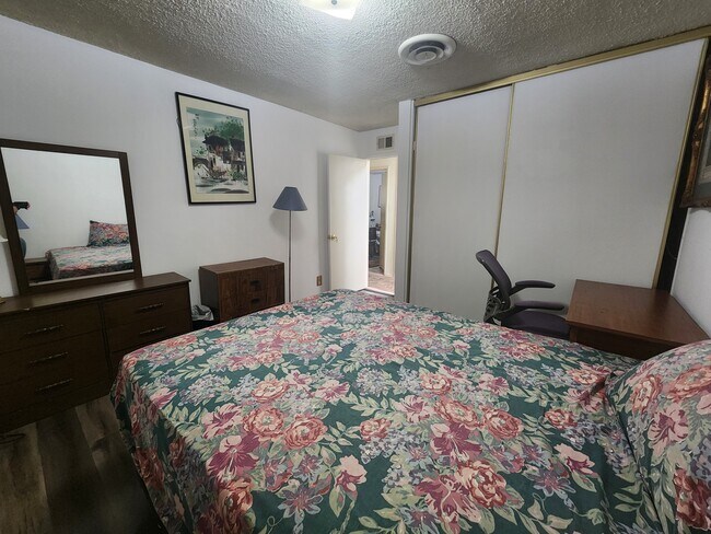 Photo - 23750 Hartland St