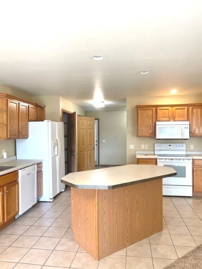3566-3572 East Meadows Place