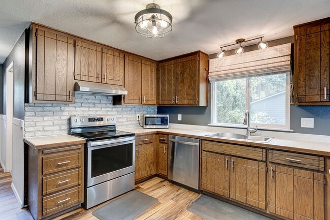 Building Photo - Charming 3 Bed, 2 Bath Home on a Quiet Street