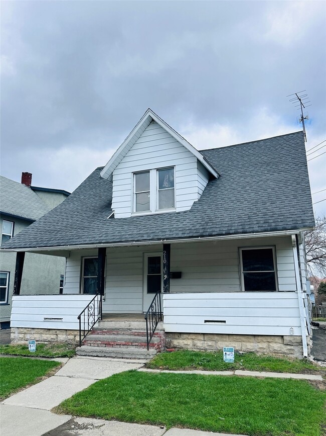 Building Photo - 210 Squires Ave