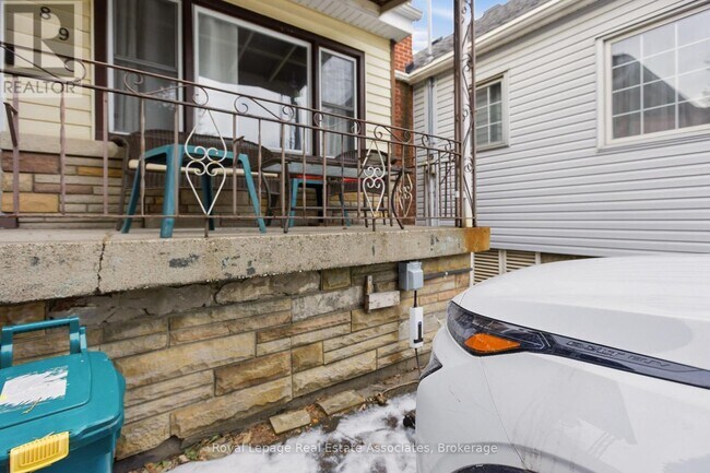 Photo - 289 Strathearne Ave