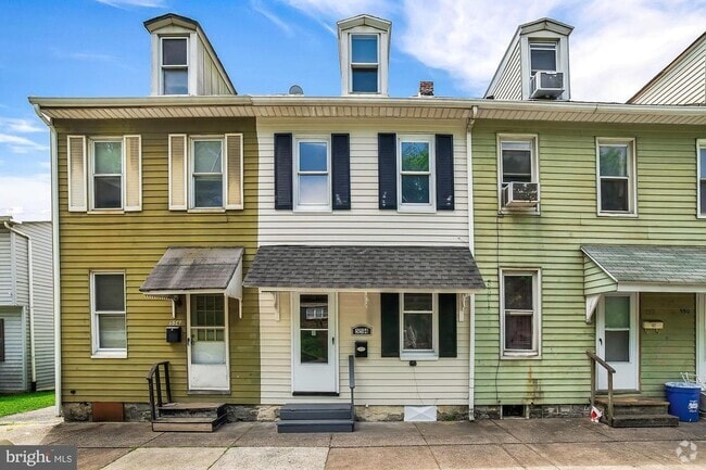 Building Photo - Coming Soon - Cozy 4 Bedroom, 1 Bath Home ...