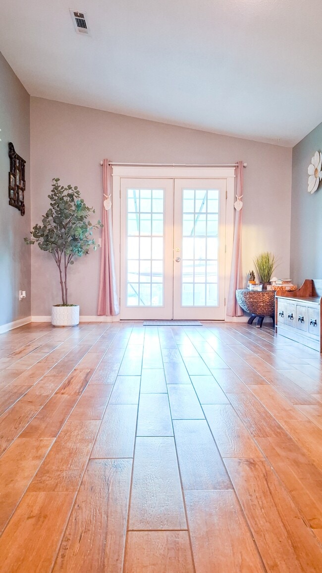 Photo - 403 Antler Dr