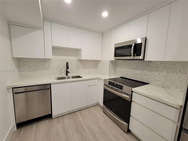 2655 Collins Ave Unit 608