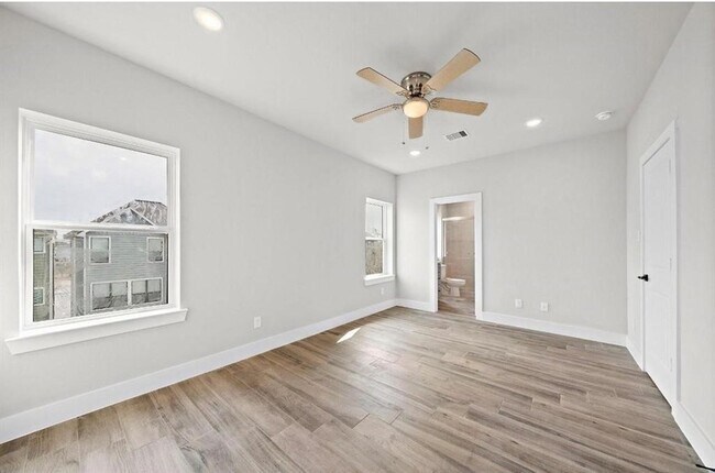 Photo - 230 W 28th St
