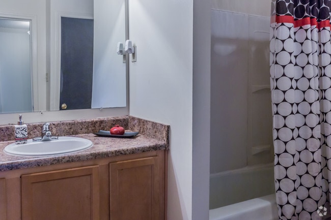 2HAB, 1BA - 888 ft² - Hillcrest Apartments