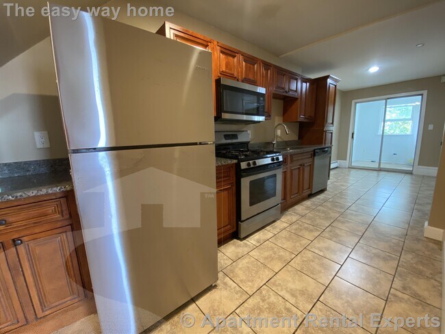 Building Photo - 91 Glen St Unit #2 Rental