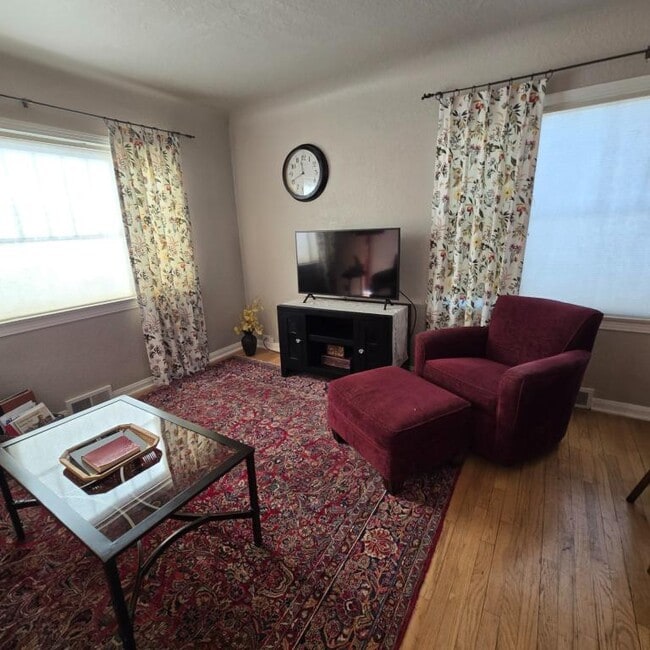 Photo - 369 W 9th St