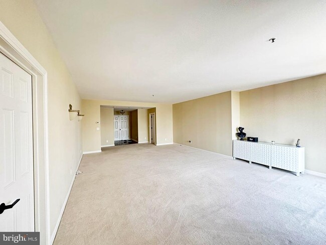 Building Photo - 10 E Lee St Unit 1208