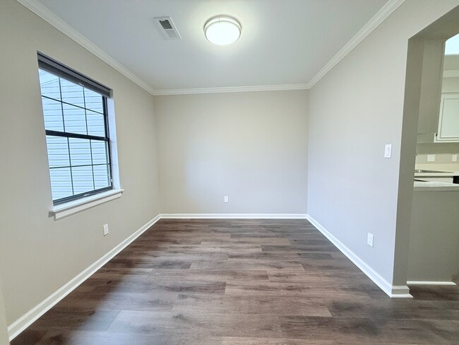 Photo - 1306 Leaside Ln