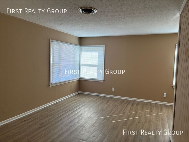 Photo - 415 Alexander Dr