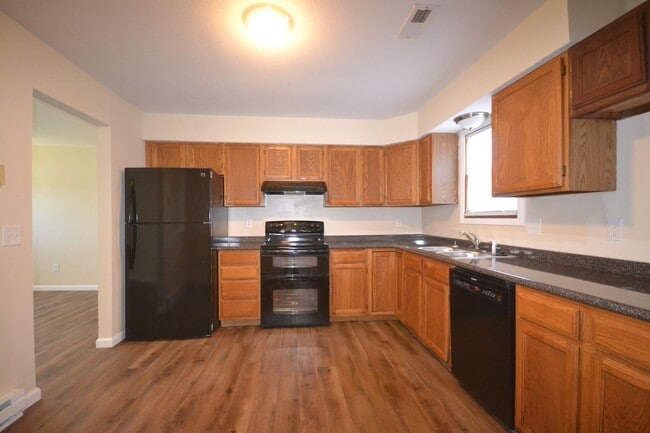 Photo - 4 bed, 2 bath house!