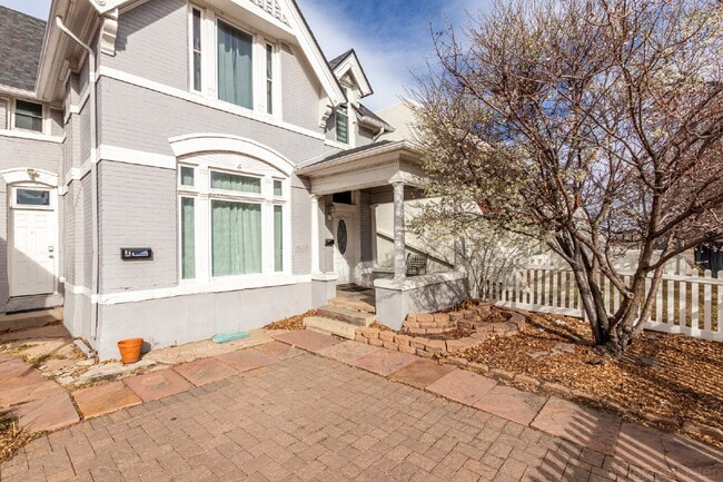 Photo - Lovely Victorian duplex for rent 2 bed / 1 bath Unit B