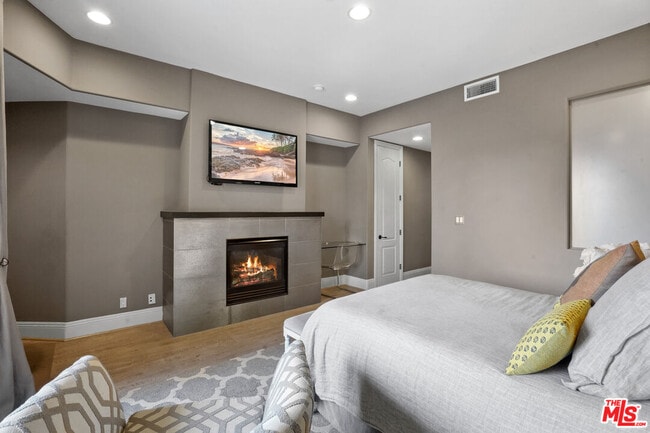Building Photo - 16123 Sunset Blvd Unit 202