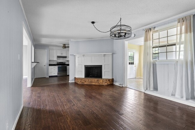 Photo - 2560 Memorial Dr