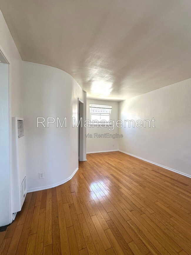 Building Photo - 1737 N Sycamore Ave Unit 216