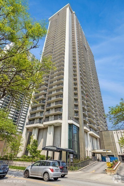 Building Photo - 6007 N Sheridan Rd Unit 19D Rental