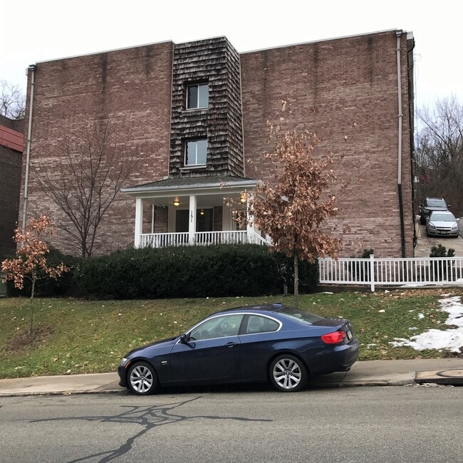 Building Photo - 151 Robinson St