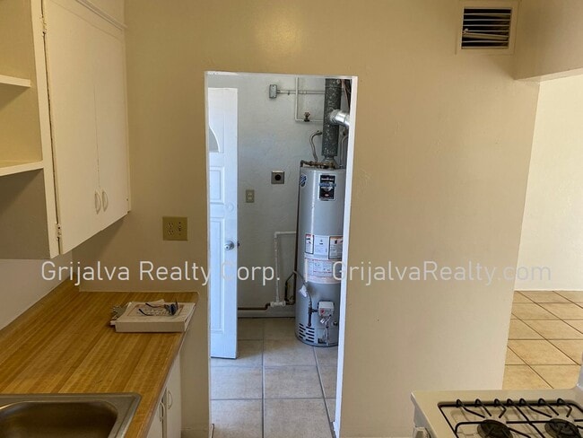 Photo - 4525 E 17th St Unidad 4525