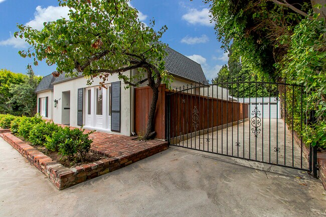 Photo - 621 N Bedford Dr