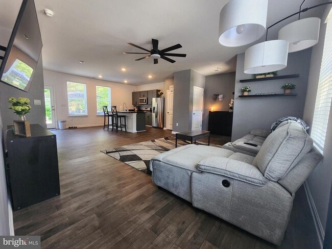 Photo - 140 Currant Cir
