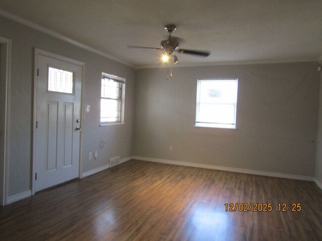 Photo - Very nice spacious home located in the Heinz area!