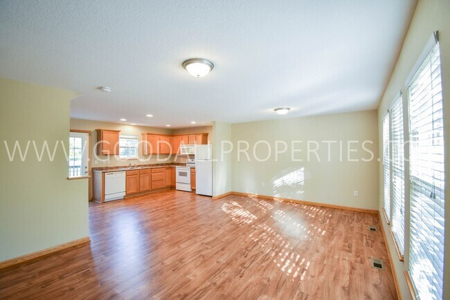 Photo - 2 Bedroom, 2 1/2 Bath Townhome in Urbandale with attached Garage!!!