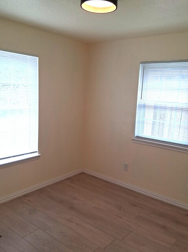 4102 Carolyn Dr
