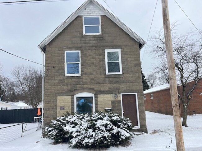 Building Photo - 145 Harris St Unit 145 1/2