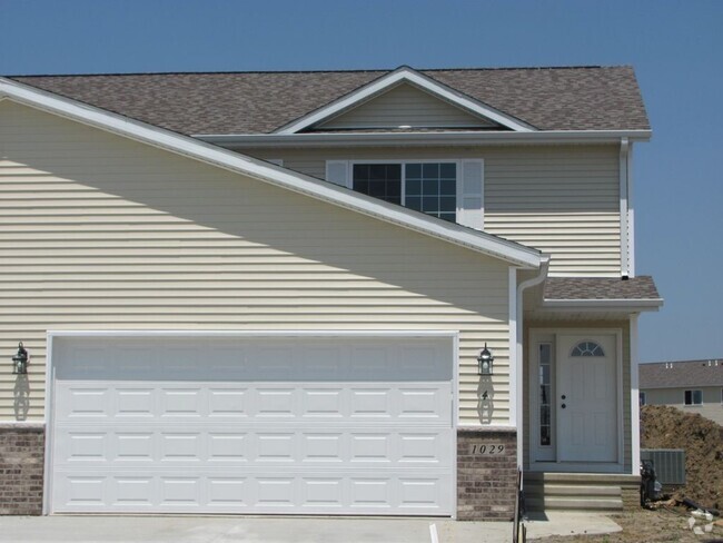 Building Photo - Four bed/2.5 bath townhome for May 2025!