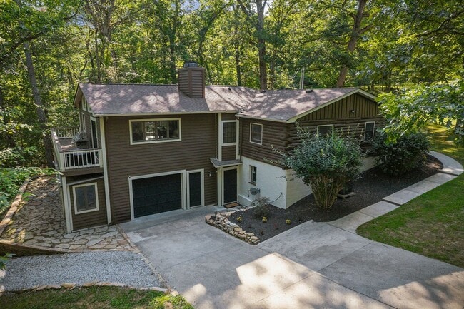 Building Photo - Unique opportunity 5 bedroom / 3 bath or j... Rental