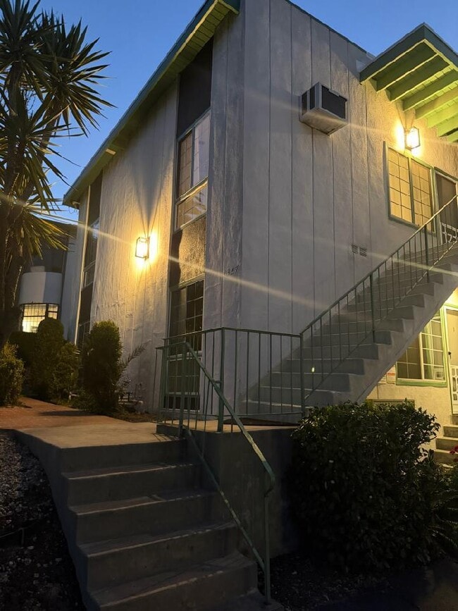 Building Photo - 1357 Edgecliffe Dr Unit #1