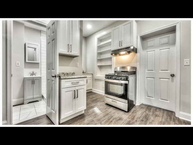 2220 Lyndhurst Ave