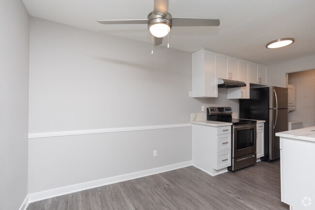2BR, 2BA - 880 SF