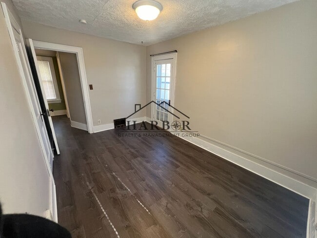 Photo - 405 1st St SW