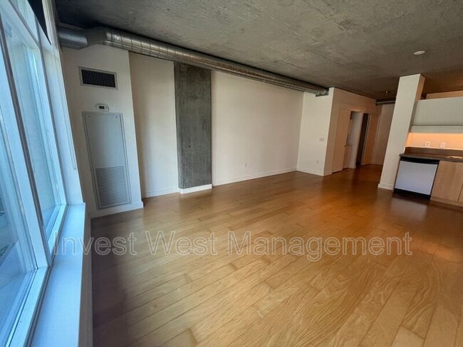 Photo - 1926 W Burnside St